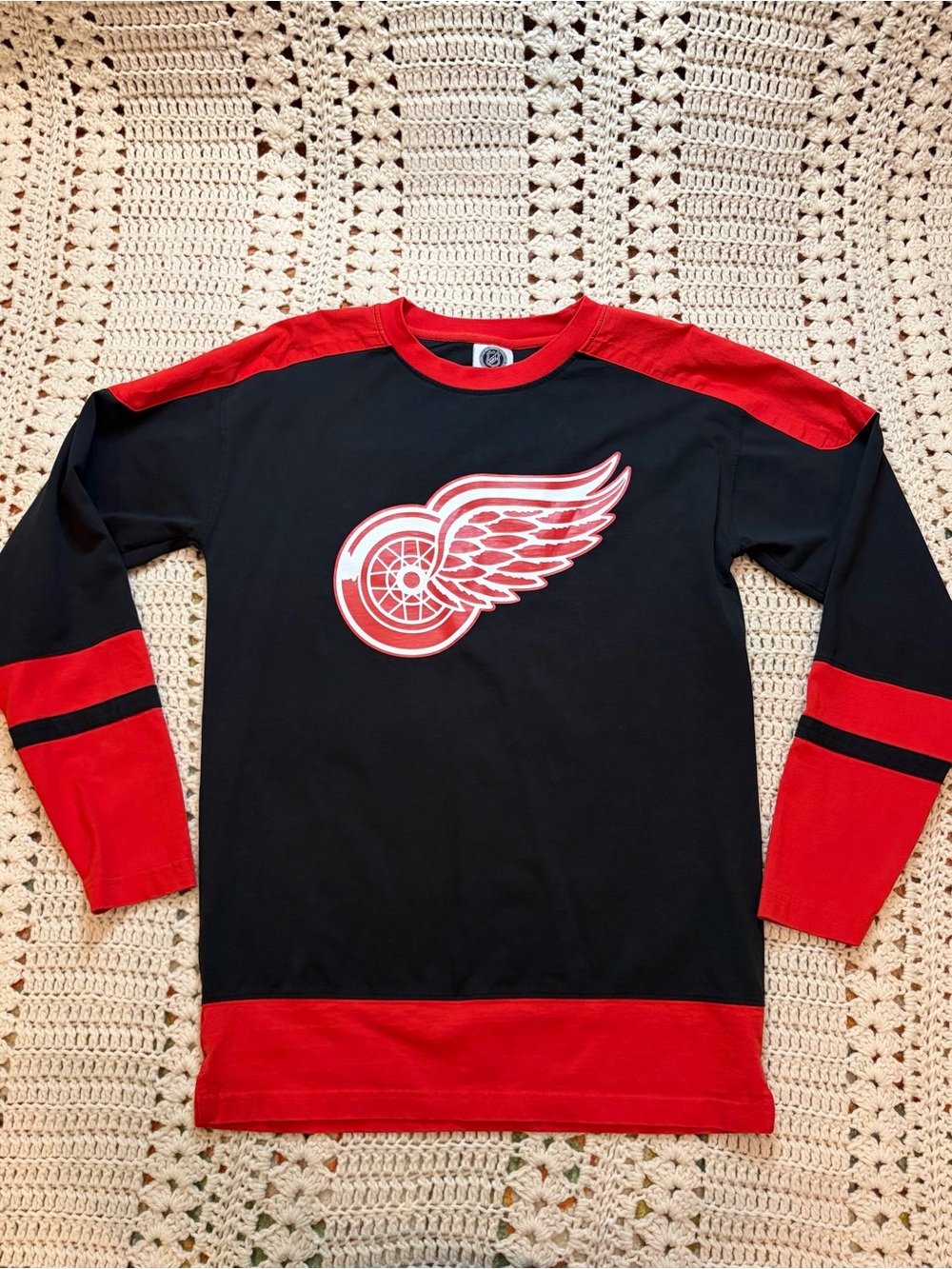 NHL Official Detroit Red Wings Black & Red Long Sleeve Hockey Jersey Shirt Small